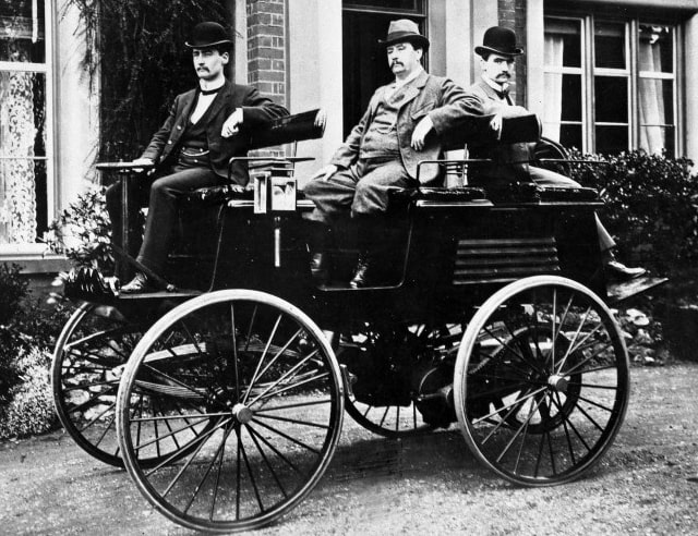 USA 's first Electric Car with some gentlemen inside (Black and white)