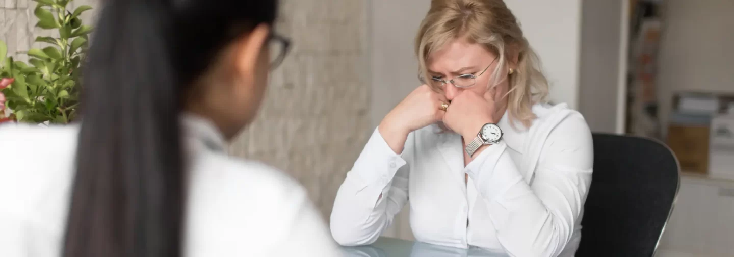 Mujer que se siente nerviosa durante la entrevista de trabajo