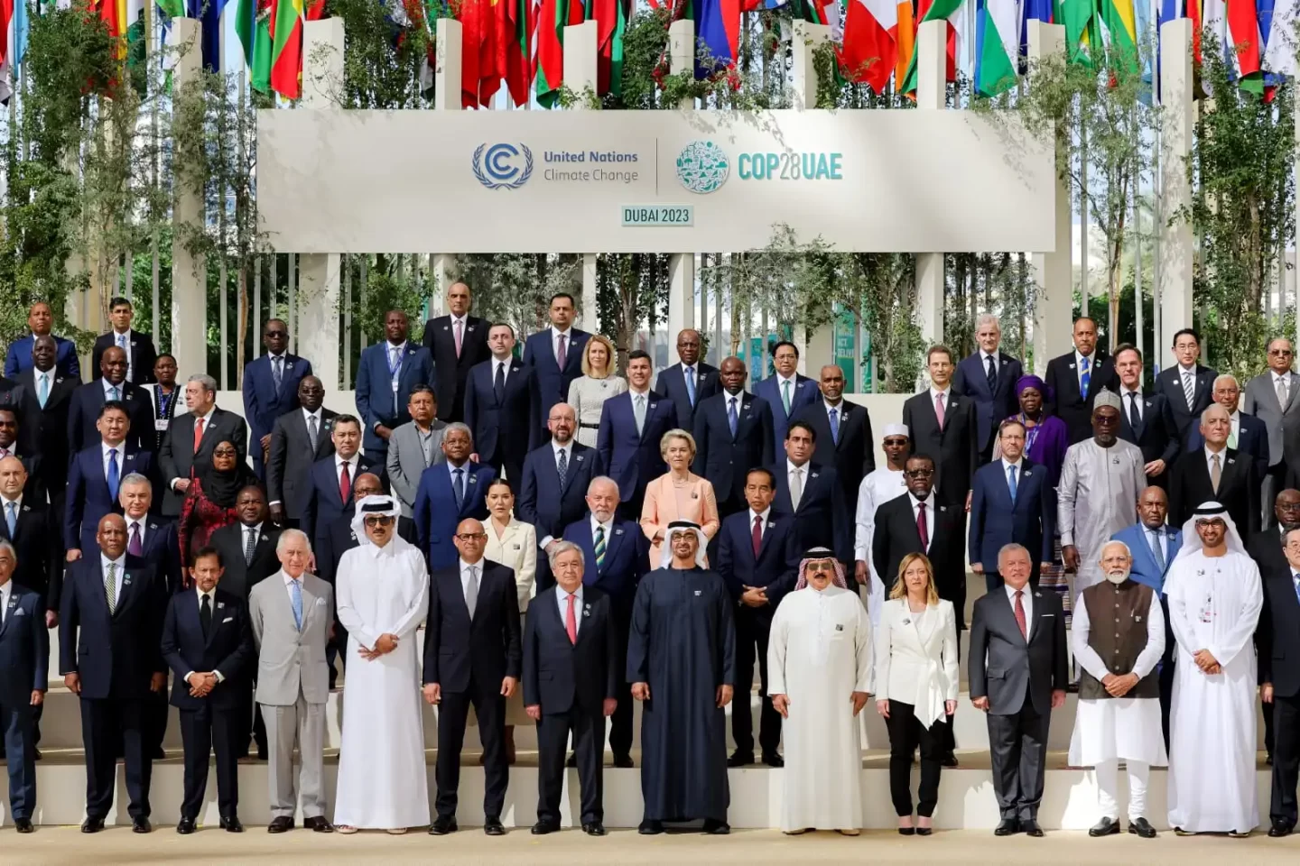 los líderes mundiales posan juntos para una foto en la convención de la COP28 en los Emiratos Árabes Unidos.